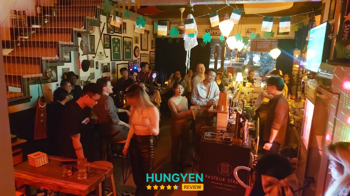 Paddy Tran's Sports Bar Art Gallery Phụng Công